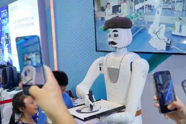 比赛做俯卧撑、挥机械臂画像,机器人和观众频互动