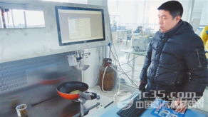 厨房智能机器人问世 煎炒烹炸焖熘样样通