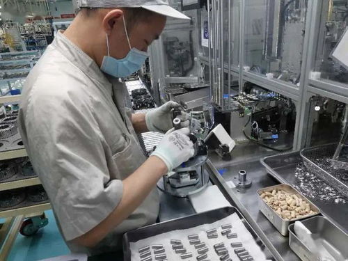 机器人上岗节省人力 屏幕上 按键 随时提产 智能生产线让东安汽发如虎添翼