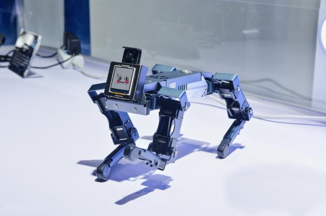 直击WAIC:嘉楠科技携陆吾智能展示桌面级机器狗标杆产品